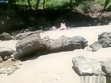 Voyeur filma en secreto a mujer en bikini tomando el sol