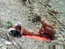 Mujer nudista rubia entra al agua