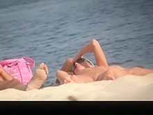 mujer desnuda, en, nudista, playa, sol