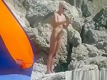 Mujer nudista rubia filmada en secreto en la playa