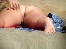 Chicas desnudas jugando en la playa