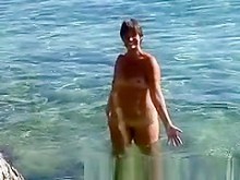Desnuda en una playa pública