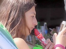 Chica adolescente chupa un cono de hielo