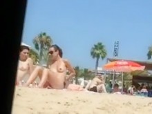 Agradable topless beach voyeur video dos damas filmadas medio desnudas