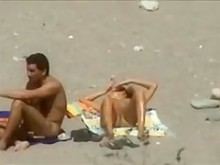 Tomar el sol desnudo en la playa pública