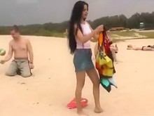 Chicas rusas amateur sexy haciendo nudismo en una playa pública
