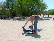 Video de playa nudista con dos chicas calientes desnudas