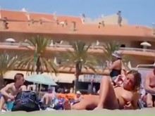 Mujeres desnudas amateur en la playa filmadas