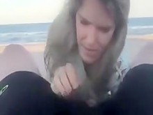 Caliente mamá provoca y mamada con corrida facial en la playa