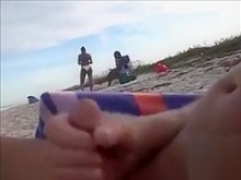 Papi cachondo mea y pajea su pene sobre una nena negra en la playa