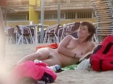 Atractiva mujer italiana toma el sol completamente desnuda