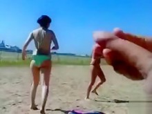 Pervertido alemán se masturba con mujeres en la playa en topless