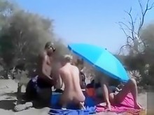 Fiesta de masturbación en la playa soleada