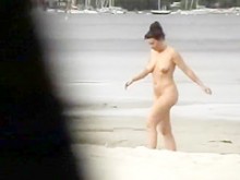 Película voyeur en la playa que está desnuda