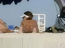 Solo verdaderas milfs desnudas en la playa - voyeur