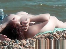 Hermosas chicas nudistas en la playa posando para mí