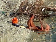 dúo caliente disfruta de un buen tiempo de sexo en la playa nudista spycam