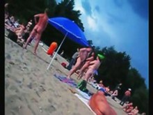 Un voyeur voraz adora hacer videos en la playa nudista.