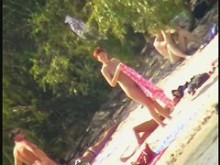 Un voyeur cachondo adora filmar desnudos calientes en la playa.
