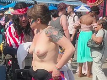 Topless por Coney Island Beach, NY - El desfile de sirenas 2019