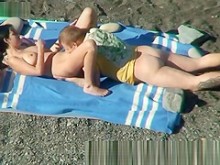 Pareja joven rusa follar en la cámara oculta de la playa nudista