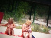 Chicas rubias en topless en la playa