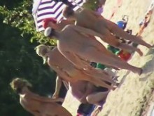 Chicas maduras con fondos sexys se mueven desnudas en la playa