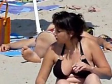 Beach voyeur 02 - Una chica en topless y sus grandes tetas aliadas