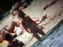 Cámara espía de playa nudista filma a chica de pecho plano con arbusto peludo