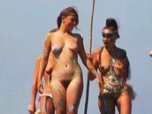 Caliente hippie nudista polluelos playa voyeur vid