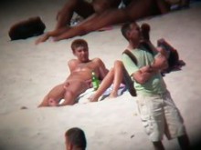 Chicas desnudas calientes exponiendo su coño en la playa