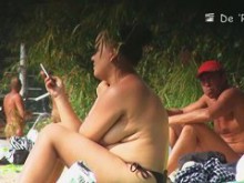 Cámara oculta filma mujeres nudistas en la playa bronceándose sus cuerpos y grandes tetas