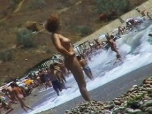 Video voyeur real en la playa de chicas nudistas calientes mostrando sus cuerpos junto al agua
