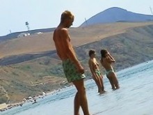 Chicas sexys en topless en la playa son filmadas por una cámara voyeur
