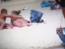Jengibre y otras mujeres sexys y desnudas en la playa nudista voyeur video