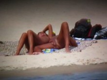 Esposa caliente hace alarde de su manguito espeso en una playa nudista