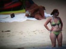 Playa nudista voyeur espía a una rubia de pechos alegres