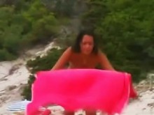 Video voyur de dos mujeres muy desnudas y muy sexys en un nudista