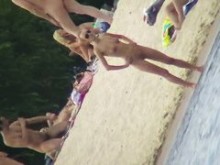 Video porno en la playa de una zorra desnuda blanca y delgada con gafas de sol