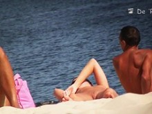 Cazador de voyeur en la playa que espió un coño y una polla desnudos
