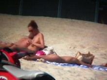 Sexy rubia y traviesa morena en playa nudista