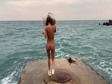 Monika Fox desnuda camina por la playa en Sochi