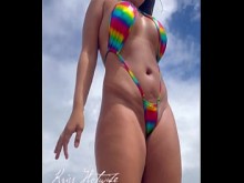 Kriss Hotwife en la playa en micro bikini