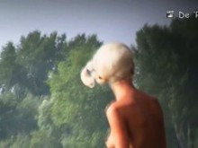 Cuerpos desnudos, tetas y coño desnudos en este video de playa nudista