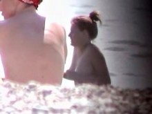 diversión en la playa con muchas bimbos curvilíneas desnudas atrapadas en mi cámara espía