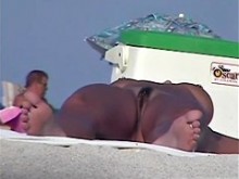 Bronceado traspasado maravillosa nena siendo grabada en la playa nudista