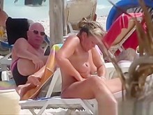 Milf topless mujer cremas en la playa