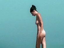 Mujeres nudistas y en topless en la playa