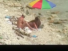 nudista hombre mierda desnudo mujer en playa