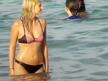 Chica rubia borracha se ensucia en la playa